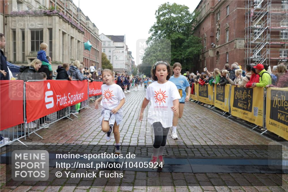 13.09.2026 - Kiel Lauf Yannick Fuchs http://msf.ph/oto/10405924 13.09.2026 08:58:05 Ziel 1462, 1791, 2908, 2964, 3567, 3891, 4025, 4995, 4999, 5005, 6350, 6984, 7026, 7031, 7574, 7576, 7812, 8674, 8675, 8682, 9085, 9097, 9372, 9490, 9582, 10350, 10427, 10566, 10757, 11142, 11144, 11638, 12216, 12357, 57, 160, 406, 689, 1051, 1520, 1546, 1714, 2326, 2439, 2964, 3020, 3359, 3375, 3691, 4182, 4185, 4321, 4382, 4383, 5006, 5093, 5219, 5244, 5666, 5733, 5762, 5765, 5895, 5984, 6056, 6459, 7058, 7547, 7604, 7608, 7609, 7715, 8668, 9062, 9324, 9579, 10876, 11356, 734 meine-sportfotos.de