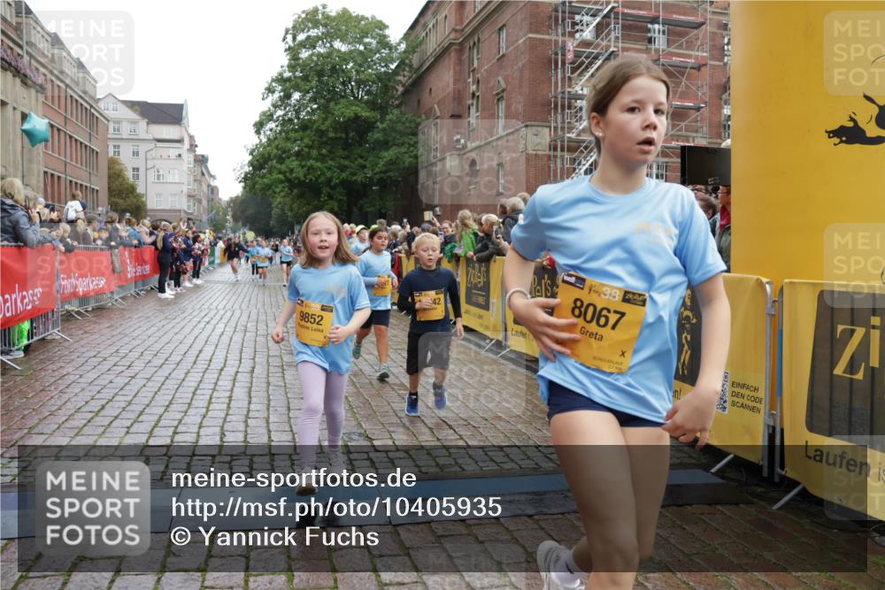 13.09.2026 - Kiel Lauf Yannick Fuchs http://msf.ph/oto/10405935 13.09.2026 08:58:06 Ziel 1462, 1791, 2908, 3567, 3891, 4025, 4995, 4999, 5005, 6350, 6984, 7026, 7031, 7574, 7576, 7812, 8674, 8675, 8682, 9085, 9097, 9372, 9490, 9582, 10350, 10427, 10566, 10757, 11142, 11144, 11638, 11673, 12216, 12357, 57, 160, 406, 689, 1051, 1520, 1714, 2326, 2439, 2964, 3020, 3359, 3375, 3691, 4182, 4185, 4321, 4382, 4383, 5006, 5093, 5219, 5244, 5666, 5733, 5762, 5765, 5895, 6056, 6459, 7058, 7547, 7604, 7608, 7609, 8668, 9062, 9324, 9579, 10876, 11356, 734 meine-sportfotos.de