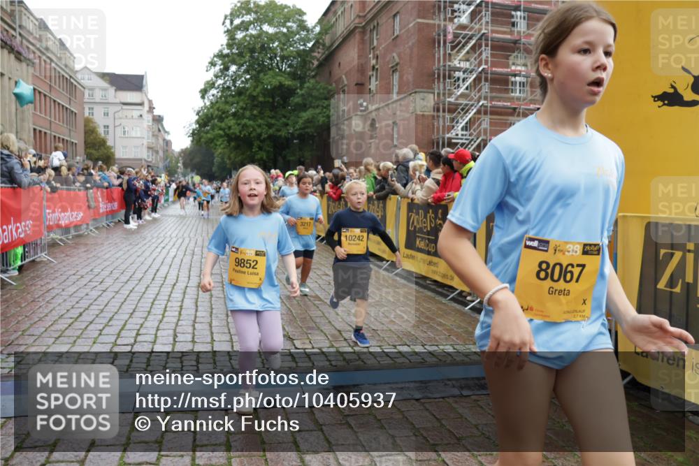 13.09.2026 - Kiel Lauf Yannick Fuchs http://msf.ph/oto/10405937 13.09.2026 08:58:06 Ziel 1462, 1791, 2908, 3567, 3891, 4025, 4995, 4999, 5005, 6350, 6984, 7026, 7031, 7574, 7576, 7812, 8674, 8675, 8682, 9085, 9097, 9372, 9490, 9582, 10350, 10427, 10566, 10757, 11142, 11144, 11638, 11673, 12216, 12357, 57, 160, 406, 689, 1051, 1520, 1714, 2326, 2439, 2964, 3020, 3359, 3375, 3691, 4182, 4185, 4321, 4382, 4383, 5006, 5093, 5219, 5244, 5666, 5733, 5762, 5765, 5895, 6056, 6459, 7058, 7547, 7604, 7608, 7609, 8668, 9062, 9324, 9579, 10876, 11356, 734 meine-sportfotos.de