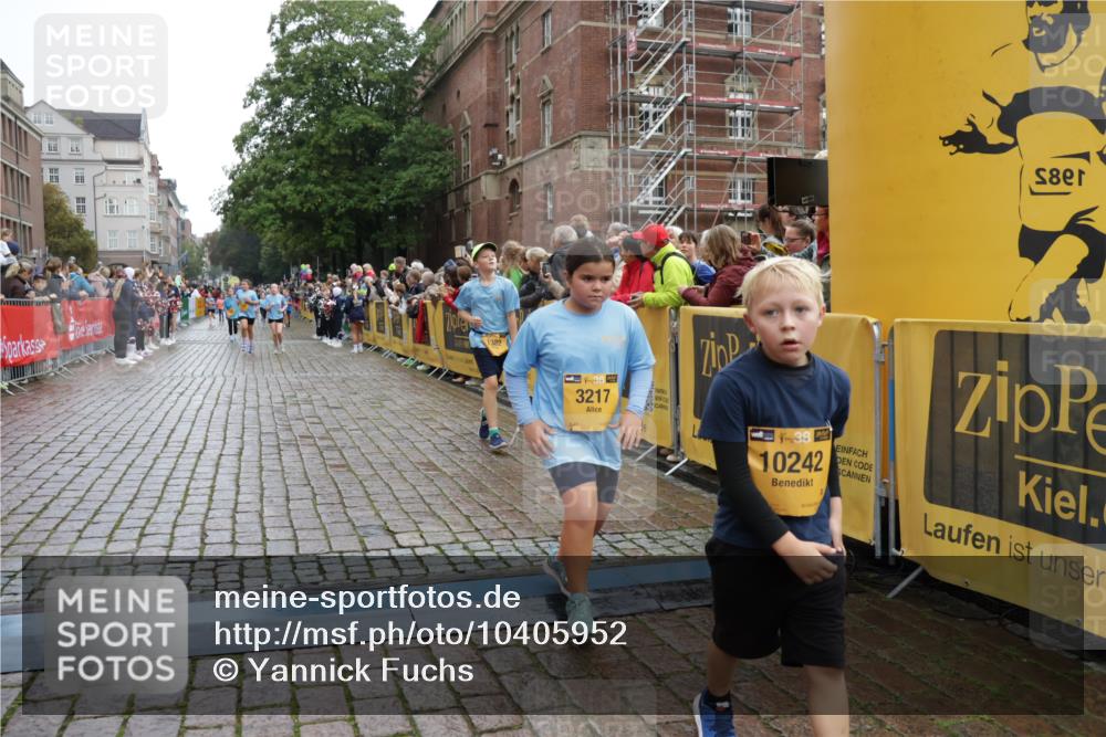 13.09.2026 - Kiel Lauf Yannick Fuchs http://msf.ph/oto/10405952 13.09.2026 08:58:08 Ziel 1462, 1791, 2908, 3567, 3891, 4025, 4491, 4995, 4999, 5005, 6246, 6350, 6428, 6984, 7026, 7031, 7574, 7576, 7812, 8674, 8675, 8682, 9097, 9372, 9490, 9585, 9622, 10350, 10427, 10566, 11142, 11638, 11673, 12216, 12357, 57, 406, 689, 1051, 1520, 1714, 2326, 2439, 2964, 3020, 3359, 3375, 3691, 4025, 4182, 4185, 4321, 4382, 4383, 5006, 5093, 5219, 5244, 5666, 5733, 5762, 5765, 5895, 6056, 7058, 7547, 7604, 7608, 7609, 8668, 8674, 8675, 9324, 9579, 11356, 734 meine-sportfotos.de