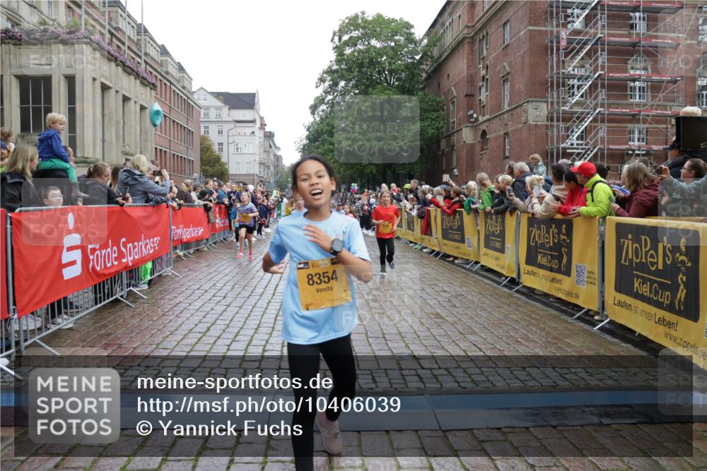 13.09.2026 - Kiel Lauf Yannick Fuchs http://msf.ph/oto/10406039 13.09.2026 08:58:17 Ziel 734, 1158, 2710, 2908, 3145, 3150, 3492, 3686, 4115, 4491, 4546, 4550, 4999, 5005, 6246, 6428, 6588, 7018, 7026, 7031, 7576, 8067, 9097, 9372, 9490, 9585, 9620, 9622, 9701, 9852, 10890, 10899, 10925, 11077, 11638, 11673, 12216, 12357, 57, 1462, 1520, 1791, 2326, 2964, 3020, 3359, 3375, 3567, 3691, 3891, 4025, 4182, 4185, 4321, 4995, 5093, 5219, 5666, 5733, 5895, 6056, 6350, 6984, 7058, 7574, 7576, 7604, 7609, 7812, 8668, 8674, 8675, 9097, 10566 meine-sportfotos.de