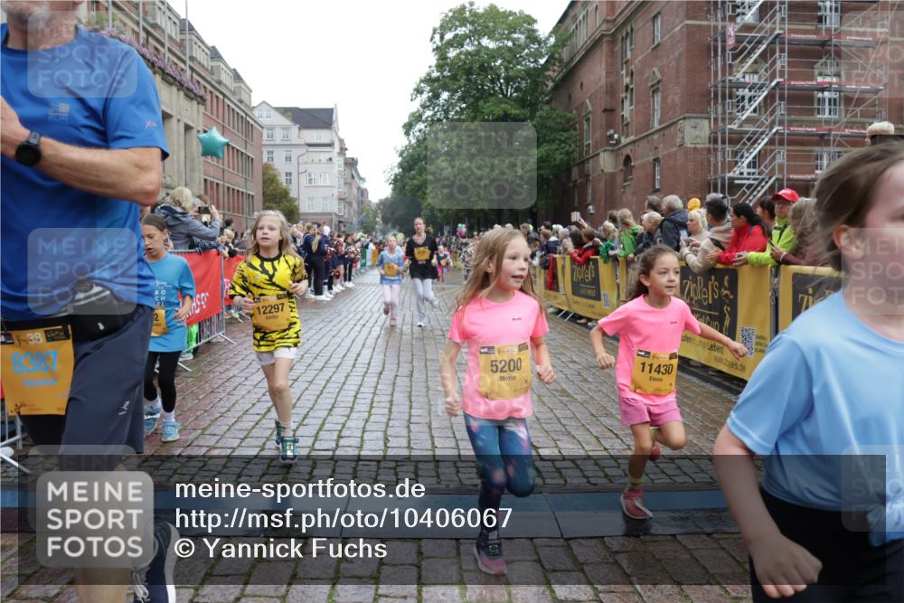 13.09.2026 - Kiel Lauf Yannick Fuchs http://msf.ph/oto/10406067 13.09.2026 08:58:21 Ziel 734, 1158, 1382, 2710, 3145, 3150, 3217, 3492, 3686, 4115, 4491, 4546, 4550, 4622, 6246, 6428, 6588, 7018, 8067, 9585, 9620, 9622, 9701, 9852, 10242, 10890, 10899, 10925, 11077, 11673, 57, 1462, 1791, 2326, 2908, 2964, 3020, 3567, 3691, 3891, 4025, 4185, 4995, 4999, 5005, 5093, 5666, 5895, 6056, 6350, 6984, 7026, 7031, 7058, 7574, 7576, 7604, 7812, 8668, 8674, 8675, 9097, 9372, 9490, 10566, 11638, 11673, 12216, 5536, 5537, 5895, 7058 meine-sportfotos.de