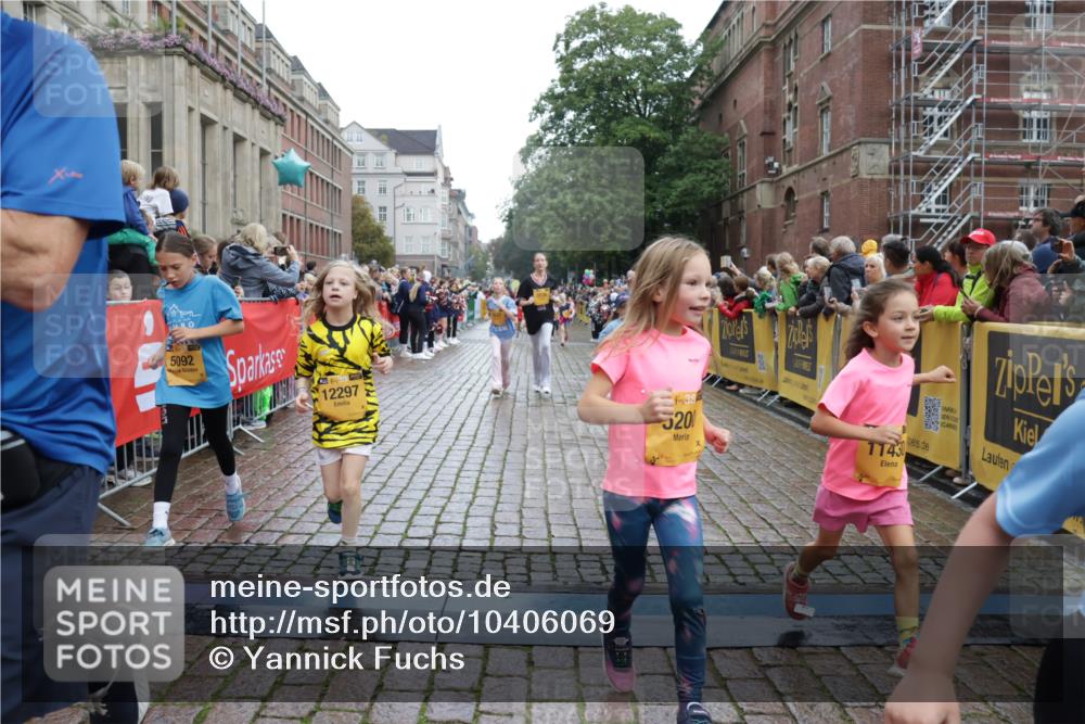 13.09.2026 - Kiel Lauf Yannick Fuchs http://msf.ph/oto/10406069 13.09.2026 08:58:21 Ziel 734, 1158, 1382, 2710, 3145, 3150, 3217, 3492, 3686, 4115, 4491, 4546, 4550, 4622, 6246, 6428, 6588, 7018, 8067, 9585, 9620, 9622, 9701, 9852, 10242, 10890, 10899, 10925, 11077, 11673, 57, 1462, 1791, 2326, 2908, 2964, 3020, 3567, 3691, 3891, 4025, 4185, 4995, 4999, 5005, 5093, 5666, 5895, 6056, 6350, 6984, 7026, 7031, 7058, 7574, 7576, 7604, 7812, 8668, 8674, 8675, 9097, 9372, 9490, 10566, 11638, 11673, 12216, 5536, 5537, 5895, 7058 meine-sportfotos.de