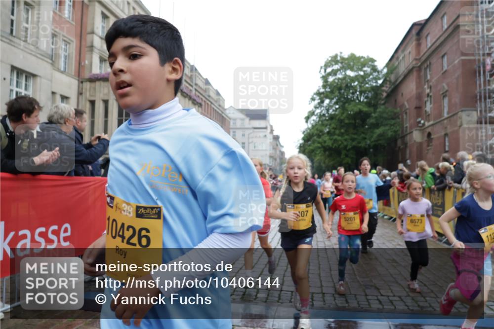 13.09.2026 - Kiel Lauf Yannick Fuchs http://msf.ph/oto/10406144 13.09.2026 08:58:28 Ziel 1158, 1188, 1382, 3217, 3686, 4115, 4546, 4622, 4965, 5908, 7018, 8067, 8354, 9620, 9852, 10242, 10925, 734, 1462, 1791, 2326, 2710, 2908, 2964, 3145, 3150, 3492, 3567, 3891, 4025, 4491, 4550, 4995, 4999, 5005, 5093, 6246, 6350, 6428, 6588, 6984, 7018, 7026, 7031, 7574, 7576, 7812, 8674, 8675, 9097, 9372, 9490, 9585, 9622, 9701, 10566, 10890, 10899, 11077, 11638, 11673, 12216, 27, 339, 1348, 5201, 5536, 5537, 6573, 7407, 57, 3020, 5666, 5895, 7058 meine-sportfotos.de