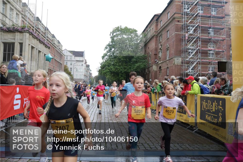 13.09.2026 - Kiel Lauf Yannick Fuchs http://msf.ph/oto/10406150 13.09.2026 08:58:28 Ziel 1158, 1188, 1382, 3217, 3686, 4115, 4546, 4622, 4965, 5908, 7018, 8067, 8354, 9620, 9852, 10242, 10925, 734, 1462, 1791, 2326, 2710, 2908, 2964, 3145, 3150, 3492, 3567, 3891, 4025, 4491, 4550, 4995, 4999, 5005, 5093, 6246, 6350, 6428, 6588, 6984, 7018, 7026, 7031, 7574, 7576, 7812, 8674, 8675, 9097, 9372, 9490, 9585, 9622, 9701, 10566, 10890, 10899, 11077, 11638, 11673, 12216, 27, 339, 1348, 5201, 5536, 5537, 6573, 7407, 57, 3020, 5666, 5895, 7058 meine-sportfotos.de