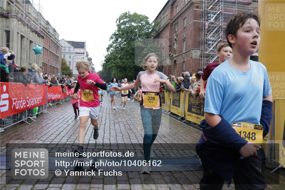13.09.2026 - Kiel Lauf Yannick Fuchs http://msf.ph/oto/10406162 13.09.2026 08:58:30 Ziel 515, 1158, 1188, 1382, 3217, 3686, 4115, 4622, 4965, 5908, 8067, 8354, 9852, 10242, 10925, 734, 1158, 1462, 1791, 2710, 2908, 2964, 3145, 3150, 3492, 3567, 3891, 4025, 4115, 4491, 4546, 4550, 4995, 4999, 5005, 6246, 6350, 6428, 6588, 6984, 7018, 7026, 7031, 7574, 7576, 7812, 8674, 8675, 9097, 9372, 9490, 9585, 9620, 9622, 9701, 10566, 10890, 10899, 11077, 11638, 11673, 12216, 27, 339, 1119, 1348, 3242, 5201, 5536, 5537, 6151, 6573, 7407, 57, 3020, 5666, 5895 meine-sportfotos.de