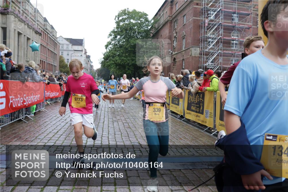 13.09.2026 - Kiel Lauf Yannick Fuchs http://msf.ph/oto/10406164 13.09.2026 08:58:30 Ziel 515, 1158, 1188, 1382, 3217, 3686, 4115, 4622, 4965, 5908, 8067, 8354, 9852, 10242, 10925, 734, 1158, 1462, 1791, 2710, 2908, 2964, 3145, 3150, 3492, 3567, 3891, 4025, 4115, 4491, 4546, 4550, 4995, 4999, 5005, 6246, 6350, 6428, 6588, 6984, 7018, 7026, 7031, 7574, 7576, 7812, 8674, 8675, 9097, 9372, 9490, 9585, 9620, 9622, 9701, 10566, 10890, 10899, 11077, 11638, 11673, 12216, 27, 339, 1119, 1348, 3242, 5201, 5536, 5537, 6151, 6573, 7407, 57, 3020, 5666, 5895 meine-sportfotos.de