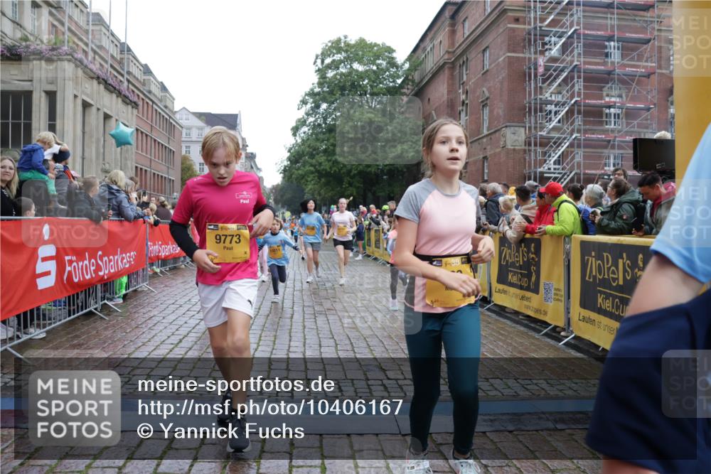 13.09.2026 - Kiel Lauf Yannick Fuchs http://msf.ph/oto/10406167 13.09.2026 08:58:30 Ziel 515, 1158, 1188, 1382, 3217, 3686, 4115, 4622, 4965, 5908, 8067, 8354, 9852, 10242, 10925, 734, 1158, 1462, 1791, 2710, 2908, 2964, 3145, 3150, 3492, 3567, 3891, 4025, 4115, 4491, 4546, 4550, 4995, 4999, 5005, 6246, 6350, 6428, 6588, 6984, 7018, 7026, 7031, 7574, 7576, 7812, 8674, 8675, 9097, 9372, 9490, 9585, 9620, 9622, 9701, 10566, 10890, 10899, 11077, 11638, 11673, 12216, 27, 339, 1119, 1348, 3242, 5201, 5536, 5537, 6151, 6573, 7407, 57, 3020, 5666, 5895 meine-sportfotos.de