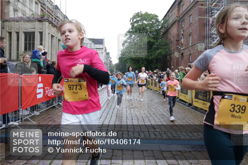 13.09.2026 - Kiel Lauf Yannick Fuchs http://msf.ph/oto/10406174 13.09.2026 08:58:31 Ziel 515, 1188, 1382, 2100, 3217, 3686, 4622, 4965, 5908, 7022, 8067, 8354, 9852, 10242, 10925, 734, 1158, 1462, 1791, 2710, 2908, 3145, 3150, 3492, 3567, 3686, 3891, 4025, 4115, 4491, 4546, 4550, 4995, 4999, 5005, 6246, 6350, 6428, 6588, 6984, 7018, 7026, 7031, 7574, 7576, 7812, 8067, 8674, 8675, 9097, 9372, 9490, 9585, 9620, 9622, 9701, 10566, 10890, 10899, 10925, 11077, 11638, 11673, 12216, 27, 339, 1119, 1348, 3242, 5201, 5536, 5537, 6151, 6573, 7407, 57, 3020, 5666, 5895 meine-sportfotos.de