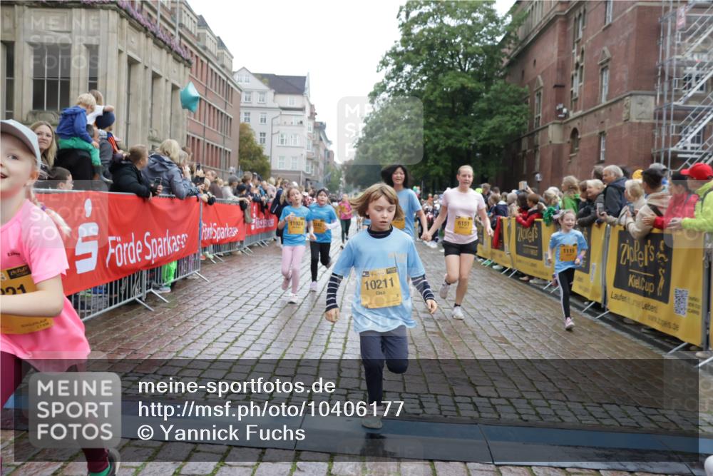 13.09.2026 - Kiel Lauf Yannick Fuchs http://msf.ph/oto/10406177 13.09.2026 08:58:32 Ziel 515, 1188, 1382, 2100, 3217, 4622, 4965, 5092, 5200, 5908, 7022, 8354, 9852, 10242, 11430, 734, 1158, 1462, 1791, 2710, 2908, 3145, 3150, 3492, 3567, 3686, 3891, 4025, 4115, 4491, 4546, 4550, 4995, 4999, 5005, 6246, 6350, 6428, 6588, 6984, 7018, 7026, 7031, 7574, 7576, 7812, 8067, 8674, 8675, 9097, 9372, 9490, 9585, 9620, 9622, 9701, 9852, 10566, 10890, 10899, 10925, 11077, 11638, 11673, 12216, 27, 339, 1119, 1348, 3242, 5201, 5536, 5537, 6151, 6573, 7407, 57, 3020, 5666 meine-sportfotos.de