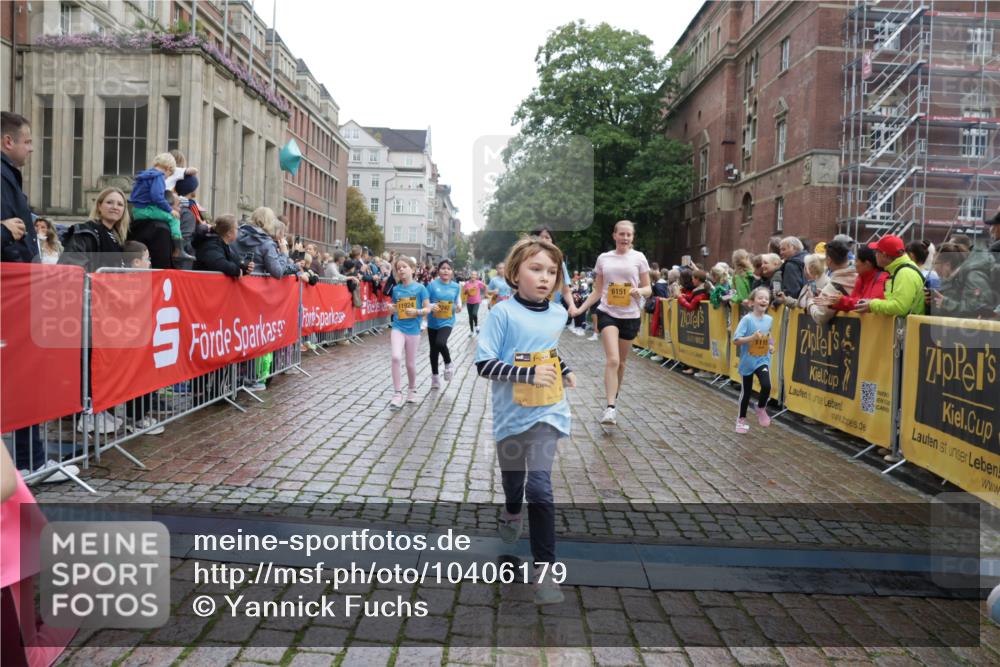 13.09.2026 - Kiel Lauf Yannick Fuchs http://msf.ph/oto/10406179 13.09.2026 08:58:32 Ziel 515, 1188, 1382, 2100, 3217, 4622, 4965, 5092, 5200, 5908, 7022, 8354, 9852, 10242, 11430, 734, 1158, 1462, 1791, 2710, 2908, 3145, 3150, 3492, 3567, 3686, 3891, 4025, 4115, 4491, 4546, 4550, 4995, 4999, 5005, 6246, 6350, 6428, 6588, 6984, 7018, 7026, 7031, 7574, 7576, 7812, 8067, 8674, 8675, 9097, 9372, 9490, 9585, 9620, 9622, 9701, 9852, 10566, 10890, 10899, 10925, 11077, 11638, 11673, 12216, 27, 339, 1119, 1348, 3242, 5201, 5536, 5537, 6151, 6573, 7407, 57, 3020, 5666 meine-sportfotos.de