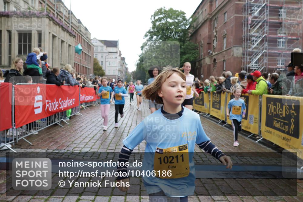 13.09.2026 - Kiel Lauf Yannick Fuchs http://msf.ph/oto/10406186 13.09.2026 08:58:32 Ziel 515, 1188, 1382, 2100, 3217, 4622, 4965, 5092, 5200, 5908, 7022, 8354, 9852, 10242, 11430, 734, 1158, 1462, 1791, 2710, 2908, 3145, 3150, 3492, 3567, 3686, 3891, 4025, 4115, 4491, 4546, 4550, 4995, 4999, 5005, 6246, 6350, 6428, 6588, 6984, 7018, 7026, 7031, 7574, 7576, 7812, 8067, 8674, 8675, 9097, 9372, 9490, 9585, 9620, 9622, 9701, 9852, 10566, 10890, 10899, 10925, 11077, 11638, 11673, 12216, 27, 339, 1119, 1348, 3242, 5201, 5536, 5537, 6151, 6573, 7407, 57, 3020, 5666 meine-sportfotos.de