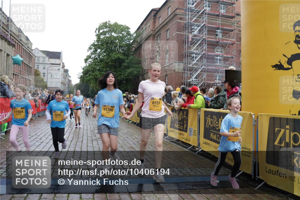 13.09.2026 - Kiel Lauf Yannick Fuchs http://msf.ph/oto/10406194 13.09.2026 08:58:33 Ziel 515, 1188, 1382, 2100, 3217, 4622, 4965, 5092, 5200, 5908, 7022, 8354, 10242, 11430, 11783, 734, 1158, 1462, 1791, 2710, 2908, 3145, 3150, 3492, 3567, 3686, 3891, 4025, 4115, 4491, 4546, 4550, 4622, 4995, 4999, 5005, 6246, 6350, 6428, 6588, 6984, 7018, 7026, 7031, 7574, 7576, 7812, 8067, 8674, 8675, 9097, 9372, 9490, 9585, 9620, 9622, 9701, 9852, 10242, 10566, 10890, 10899, 10925, 11077, 11638, 11673, 12216, 27, 339, 1119, 1348, 3242, 5201, 5536, 5537, 6151, 6573, 7407, 57 meine-sportfotos.de