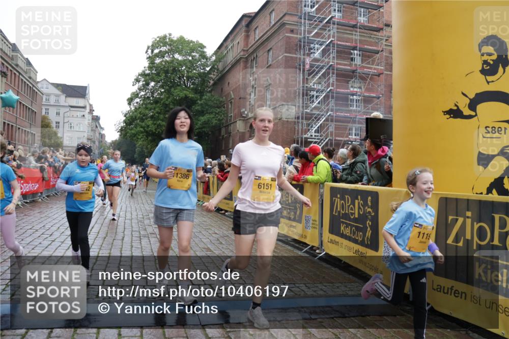 13.09.2026 - Kiel Lauf Yannick Fuchs http://msf.ph/oto/10406197 13.09.2026 08:58:33 Ziel 515, 1188, 1382, 2100, 3217, 4622, 4965, 5092, 5200, 5908, 7022, 8354, 10242, 11430, 11783, 734, 1158, 1462, 1791, 2710, 2908, 3145, 3150, 3492, 3567, 3686, 3891, 4025, 4115, 4491, 4546, 4550, 4622, 4995, 4999, 5005, 6246, 6350, 6428, 6588, 6984, 7018, 7026, 7031, 7574, 7576, 7812, 8067, 8674, 8675, 9097, 9372, 9490, 9585, 9620, 9622, 9701, 9852, 10242, 10566, 10890, 10899, 10925, 11077, 11638, 11673, 12216, 27, 339, 1119, 1348, 3242, 5201, 5536, 5537, 6151, 6573, 7407, 57 meine-sportfotos.de