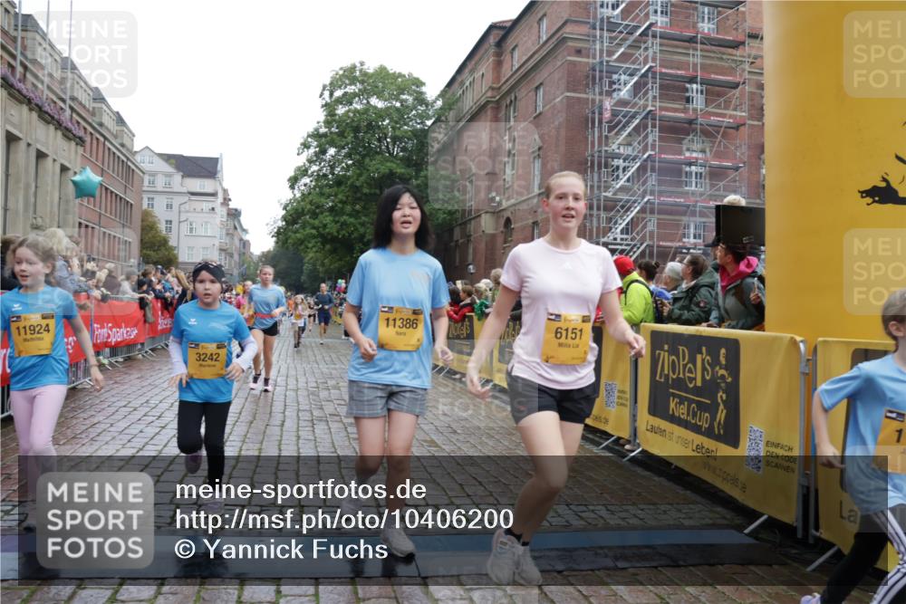 13.09.2026 - Kiel Lauf Yannick Fuchs http://msf.ph/oto/10406200 13.09.2026 08:58:33 Ziel 515, 1188, 1382, 2100, 3217, 4622, 4965, 5092, 5200, 5908, 7022, 8354, 10242, 11430, 11783, 734, 1158, 1462, 1791, 2710, 2908, 3145, 3150, 3492, 3567, 3686, 3891, 4025, 4115, 4491, 4546, 4550, 4622, 4995, 4999, 5005, 6246, 6350, 6428, 6588, 6984, 7018, 7026, 7031, 7574, 7576, 7812, 8067, 8674, 8675, 9097, 9372, 9490, 9585, 9620, 9622, 9701, 9852, 10242, 10566, 10890, 10899, 10925, 11077, 11638, 11673, 12216, 27, 339, 1119, 1348, 3242, 5201, 5536, 5537, 6151, 6573, 7407, 57 meine-sportfotos.de