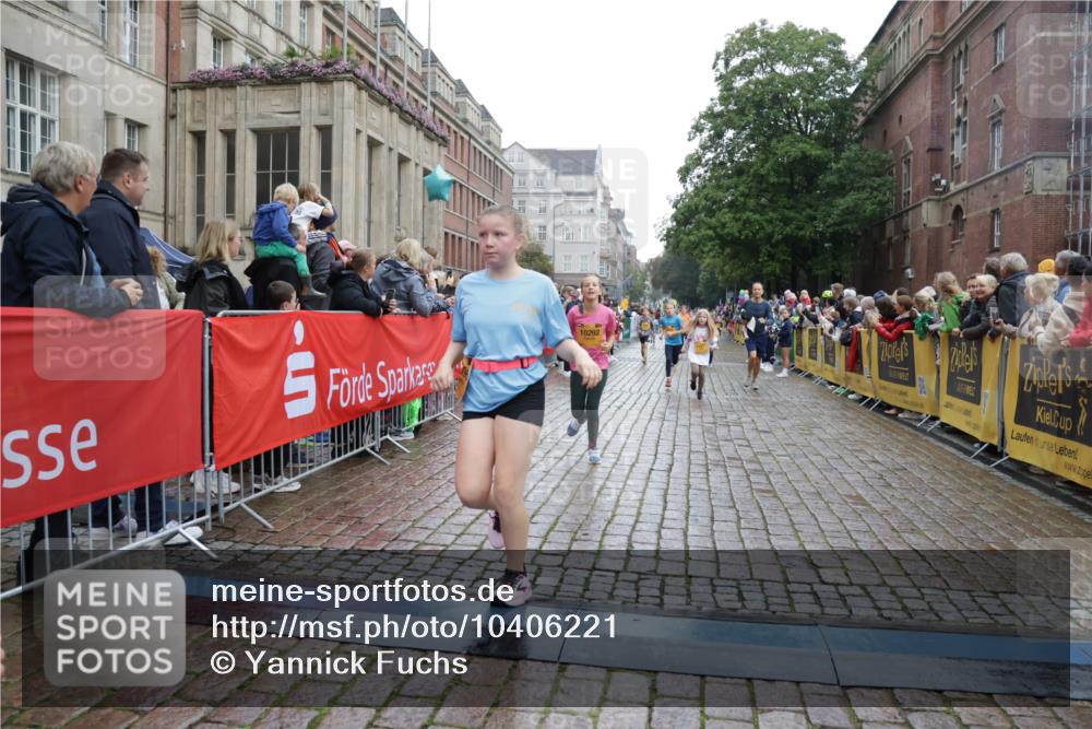 13.09.2026 - Kiel Lauf Yannick Fuchs http://msf.ph/oto/10406221 13.09.2026 08:58:35 Ziel 515, 1188, 1382, 2100, 4965, 5092, 5200, 5536, 5537, 5908, 7022, 8354, 11430, 11783, 12297, 734, 1158, 1382, 1462, 1791, 2710, 2908, 3145, 3150, 3217, 3492, 3567, 3686, 3891, 4115, 4491, 4546, 4550, 4622, 4995, 4999, 5005, 6246, 6350, 6428, 6588, 6984, 7018, 7026, 7031, 7574, 7576, 7812, 8067, 9097, 9372, 9490, 9585, 9620, 9622, 9701, 9852, 10242, 10566, 10890, 10899, 10925, 11077, 11638, 11673, 12216, 27, 339, 1119, 1348, 3242, 5201, 6151, 6573, 6896, 7223, 7407 meine-sportfotos.de
