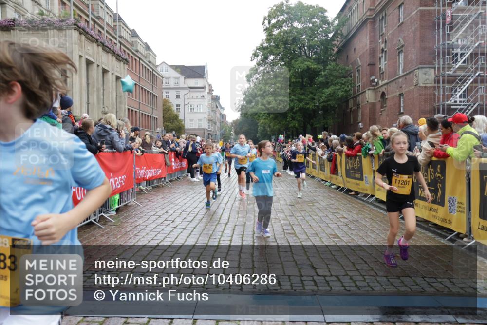 13.09.2026 - Kiel Lauf Yannick Fuchs http://msf.ph/oto/10406286 13.09.2026 08:58:42 Ziel 27, 339, 515, 1348, 2100, 5092, 5200, 5201, 5536, 5537, 6573, 7022, 7407, 8354, 9773, 11252, 11430, 11783, 12297, 12517, 734, 1158, 1188, 1382, 2710, 2908, 3145, 3150, 3217, 3492, 3686, 4115, 4491, 4546, 4550, 4622, 4965, 4999, 5005, 5908, 6246, 6428, 6588, 7018, 7026, 7031, 7576, 8067, 9097, 9372, 9490, 9585, 9620, 9622, 9701, 9852, 10242, 10890, 10899, 10925, 11077, 11638, 11673, 12216, 1119, 2725, 3242, 5106, 5629, 6151, 6883, 6896, 7223, 7739, 7916, 8944 meine-sportfotos.de