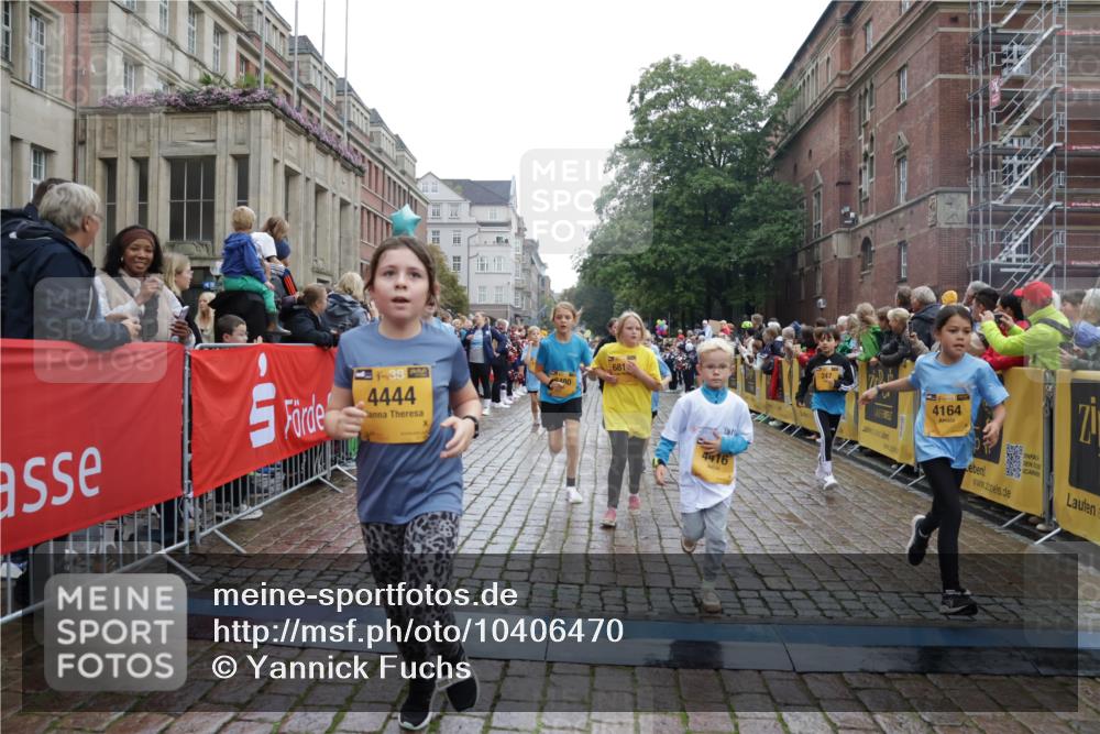13.09.2026 - Kiel Lauf Yannick Fuchs http://msf.ph/oto/10406470 13.09.2026 08:59:00 Ziel 512, 1848, 2725, 3242, 5106, 5629, 6883, 6896, 7223, 7739, 7916, 8944, 10292, 10334, 11201, 11575, 11924, 27, 339, 515, 1119, 1188, 1348, 1382, 2100, 3242, 4965, 5092, 5200, 5201, 5536, 5537, 5908, 6151, 6573, 7022, 7407, 8354, 9773, 10211, 10821, 11252, 11386, 11430, 11783, 11924, 12297, 12517, 118, 3543, 3666, 3767, 3803, 4026, 4064, 4164, 4426, 4444, 6480, 6816, 7028, 7401, 7706, 8261, 9215, 9293, 9430, 1158, 1382, 3217, 3686, 4115, 4546, 4622 meine-sportfotos.de