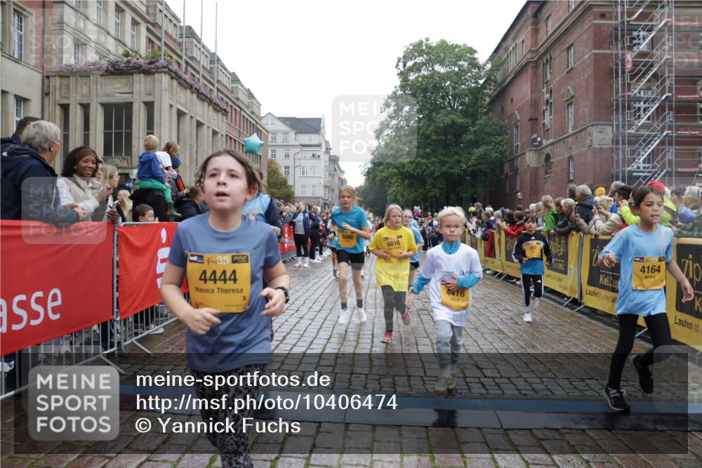 13.09.2026 - Kiel Lauf Yannick Fuchs http://msf.ph/oto/10406474 13.09.2026 08:59:00 Ziel 512, 1848, 2725, 3242, 5106, 5629, 6883, 6896, 7223, 7739, 7916, 8944, 10292, 10334, 11201, 11575, 11924, 27, 339, 515, 1119, 1188, 1348, 1382, 2100, 3242, 4965, 5092, 5200, 5201, 5536, 5537, 5908, 6151, 6573, 7022, 7407, 8354, 9773, 10211, 10821, 11252, 11386, 11430, 11783, 11924, 12297, 12517, 118, 3543, 3666, 3767, 3803, 4026, 4064, 4164, 4426, 4444, 6480, 6816, 7028, 7401, 7706, 8261, 9215, 9293, 9430, 1158, 1382, 3217, 3686, 4115, 4546, 4622 meine-sportfotos.de