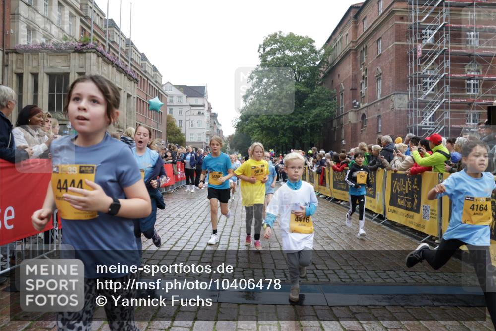 13.09.2026 - Kiel Lauf Yannick Fuchs http://msf.ph/oto/10406478 13.09.2026 08:59:00 Ziel 512, 1848, 2725, 3242, 5106, 5629, 6883, 6896, 7223, 7739, 7916, 8944, 10292, 10334, 11201, 11575, 11924, 27, 339, 515, 1119, 1188, 1348, 1382, 2100, 3242, 4965, 5092, 5200, 5201, 5536, 5537, 5908, 6151, 6573, 7022, 7407, 8354, 9773, 10211, 10821, 11252, 11386, 11430, 11783, 11924, 12297, 12517, 118, 3543, 3666, 3767, 3803, 4026, 4064, 4164, 4426, 4444, 6480, 6816, 7028, 7401, 7706, 8261, 9215, 9293, 9430, 1158, 1382, 3217, 3686, 4115, 4546, 4622 meine-sportfotos.de
