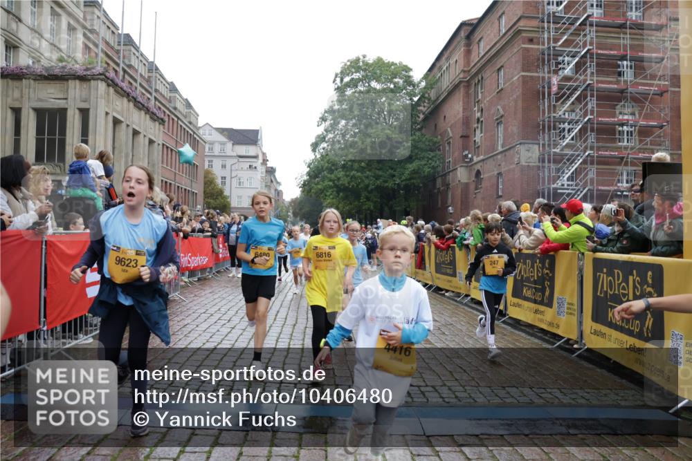 13.09.2026 - Kiel Lauf Yannick Fuchs http://msf.ph/oto/10406480 13.09.2026 08:59:00 Ziel 512, 1848, 2725, 3242, 5106, 5629, 6883, 6896, 7223, 7739, 7916, 8944, 10292, 10334, 11201, 11575, 11924, 27, 339, 515, 1119, 1188, 1348, 1382, 2100, 3242, 4965, 5092, 5200, 5201, 5536, 5537, 5908, 6151, 6573, 7022, 7407, 8354, 9773, 10211, 10821, 11252, 11386, 11430, 11783, 11924, 12297, 12517, 118, 3543, 3666, 3767, 3803, 4026, 4064, 4164, 4426, 4444, 6480, 6816, 7028, 7401, 7706, 8261, 9215, 9293, 9430, 1158, 1382, 3217, 3686, 4115, 4546, 4622 meine-sportfotos.de