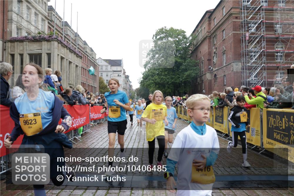 13.09.2026 - Kiel Lauf Yannick Fuchs http://msf.ph/oto/10406485 13.09.2026 08:59:01 Ziel 512, 1848, 2725, 4026, 5106, 5629, 6883, 6896, 7028, 7223, 7739, 7916, 8944, 10292, 10334, 11201, 11575, 27, 339, 515, 1119, 1188, 1348, 2100, 3242, 4965, 5092, 5200, 5201, 5536, 5537, 5908, 6151, 6573, 7022, 7407, 8354, 9773, 10211, 10821, 11252, 11386, 11430, 11783, 11924, 12297, 12517, 118, 3543, 3666, 3767, 3803, 3958, 4064, 4164, 4426, 4444, 5590, 6480, 6816, 7401, 7706, 8261, 9215, 9293, 9430, 1158, 1382, 3217, 3686, 4115, 4546, 4622 meine-sportfotos.de