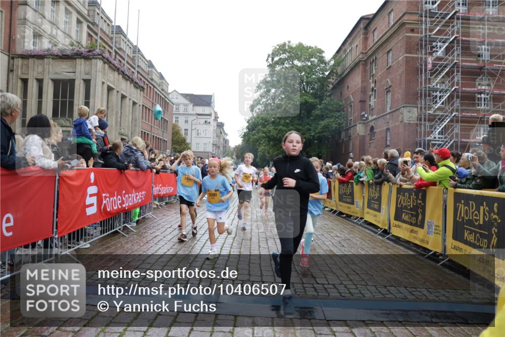 13.09.2026 - Kiel Lauf Yannick Fuchs http://msf.ph/oto/10406507 13.09.2026 08:59:02 Ziel 512, 1848, 2725, 4026, 5106, 5629, 6883, 6896, 7028, 7223, 7739, 7916, 8261, 8944, 10292, 10334, 11201, 11575, 27, 339, 515, 1119, 1188, 1348, 2100, 3242, 4965, 5092, 5200, 5201, 5536, 5537, 5908, 6151, 6573, 7022, 7407, 8354, 9773, 10211, 10821, 11252, 11386, 11430, 11783, 11924, 12297, 12517, 118, 3543, 3666, 3767, 3803, 3958, 4064, 4164, 4426, 4444, 5590, 6480, 6816, 7337, 7371, 7401, 7706, 9215, 9293, 9430, 1158, 1382, 3217, 3686, 4115, 4622 meine-sportfotos.de