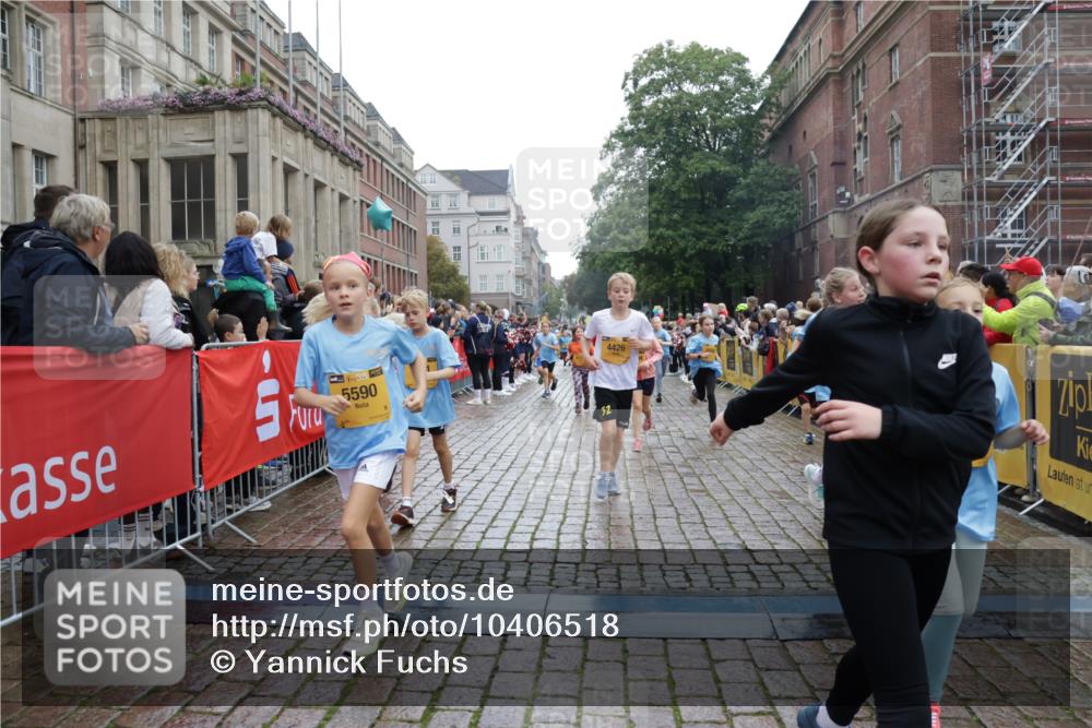 13.09.2026 - Kiel Lauf Yannick Fuchs http://msf.ph/oto/10406518 13.09.2026 08:59:03 Ziel 118, 512, 1848, 2725, 4026, 5106, 5629, 6883, 6896, 7028, 7223, 7739, 7916, 8261, 8944, 9215, 10292, 10334, 11201, 11575, 27, 339, 515, 1119, 1188, 1348, 2100, 3242, 4965, 5092, 5200, 5201, 5536, 5537, 5908, 6151, 6573, 7022, 7407, 8354, 9773, 10211, 10292, 10821, 11252, 11386, 11430, 11783, 11924, 12297, 12517, 3543, 3666, 3767, 3803, 3958, 4064, 4164, 4426, 4444, 5131, 5590, 6480, 6816, 7337, 7371, 7401, 7706, 9293, 9430, 1382, 3217, 3686, 4622 meine-sportfotos.de