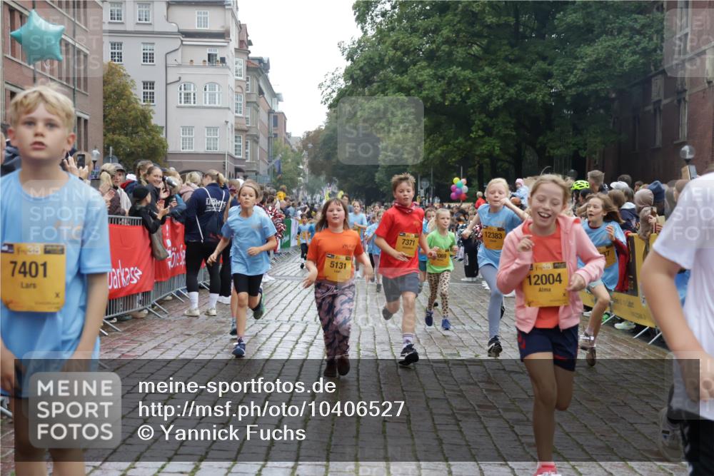 13.09.2026 - Kiel Lauf Yannick Fuchs http://msf.ph/oto/10406527 13.09.2026 08:59:04 Ziel 118, 512, 1848, 2725, 4026, 5106, 5629, 6883, 6896, 7028, 7223, 7739, 7916, 8261, 8944, 9215, 10334, 11201, 11575, 27, 339, 515, 1119, 1188, 1348, 2100, 3242, 4965, 5092, 5200, 5201, 5536, 5537, 5908, 6151, 6573, 6896, 7022, 7407, 8354, 9773, 10211, 10292, 10821, 11252, 11386, 11430, 11783, 11924, 12297, 12517, 3543, 3666, 3767, 3803, 3958, 4064, 4164, 4426, 4444, 5131, 5590, 6480, 6816, 7337, 7371, 7401, 7706, 9293, 9430, 1382, 3217, 4622 meine-sportfotos.de
