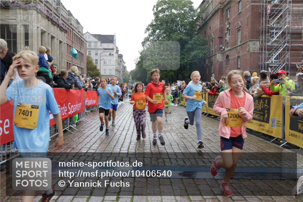13.09.2026 - Kiel Lauf Yannick Fuchs http://msf.ph/oto/10406540 13.09.2026 08:59:06 Ziel 118, 512, 1848, 2725, 3543, 3666, 4026, 5106, 5629, 6883, 7028, 7739, 7916, 8261, 8944, 9215, 10334, 11201, 11575, 27, 339, 515, 1119, 1348, 2100, 3242, 4965, 5092, 5200, 5201, 5536, 5537, 6151, 6573, 6896, 7022, 7223, 7407, 8354, 9773, 10211, 10292, 10821, 11252, 11386, 11430, 11783, 11924, 12297, 12517, 3767, 3803, 3958, 4064, 4164, 4426, 4444, 4498, 4886, 5131, 5590, 6480, 6816, 7337, 7371, 7401, 7706, 9293, 9430, 1382, 3217 meine-sportfotos.de