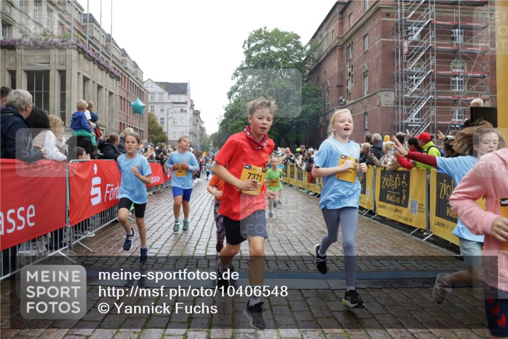 13.09.2026 - Kiel Lauf Yannick Fuchs http://msf.ph/oto/10406548 13.09.2026 08:59:06 Ziel 118, 512, 1848, 2725, 3543, 3666, 4026, 5106, 5629, 6883, 7028, 7739, 7916, 8261, 8944, 9215, 10334, 11201, 11575, 27, 339, 515, 1119, 1348, 2100, 3242, 4965, 5092, 5200, 5201, 5536, 5537, 6151, 6573, 6896, 7022, 7223, 7407, 8354, 9773, 10211, 10292, 10821, 11252, 11386, 11430, 11783, 11924, 12297, 12517, 3767, 3803, 3958, 4064, 4164, 4426, 4444, 4498, 4886, 5131, 5590, 6480, 6816, 7337, 7371, 7401, 7706, 9293, 9430, 1382, 3217 meine-sportfotos.de