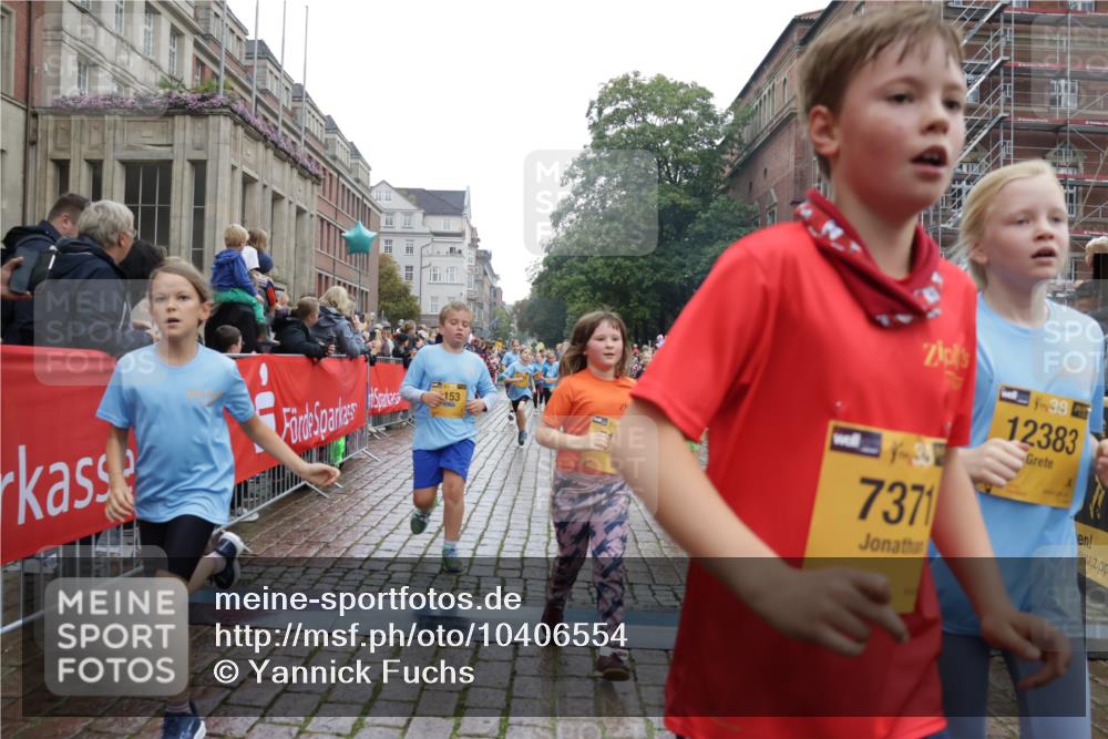 13.09.2026 - Kiel Lauf Yannick Fuchs http://msf.ph/oto/10406554 13.09.2026 08:59:07 Ziel 118, 512, 1848, 2725, 3543, 3666, 4026, 5106, 5629, 6883, 7028, 7739, 7916, 8261, 8944, 9215, 10334, 11201, 11575, 27, 339, 515, 1119, 1348, 2100, 3242, 5092, 5200, 5201, 5536, 5537, 6151, 6573, 6896, 7022, 7223, 7407, 8354, 9773, 10211, 10292, 10334, 10821, 11252, 11386, 11430, 11783, 11924, 12297, 12517, 125, 3767, 3803, 3958, 4064, 4164, 4426, 4444, 4498, 4886, 5131, 5590, 6480, 6816, 7337, 7371, 7401, 7706, 9293, 9430, 1382 meine-sportfotos.de