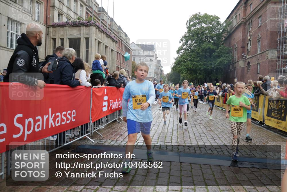 13.09.2026 - Kiel Lauf Yannick Fuchs http://msf.ph/oto/10406562 13.09.2026 08:59:08 Ziel 118, 512, 1848, 2725, 3543, 3666, 4026, 5106, 5629, 6883, 7028, 7739, 7916, 8261, 8944, 9215, 11201, 11575, 27, 339, 515, 1119, 1348, 2100, 3242, 5092, 5200, 5201, 5536, 5537, 6151, 6573, 6883, 6896, 7022, 7223, 7407, 8354, 8944, 9773, 10211, 10292, 10334, 10821, 11252, 11386, 11430, 11783, 11924, 12297, 12517, 125, 1413, 3767, 3803, 3958, 4064, 4164, 4426, 4444, 4498, 4886, 5016, 5131, 5590, 6480, 6816, 6943, 7337, 7371, 7401, 7706, 9293, 9430 meine-sportfotos.de