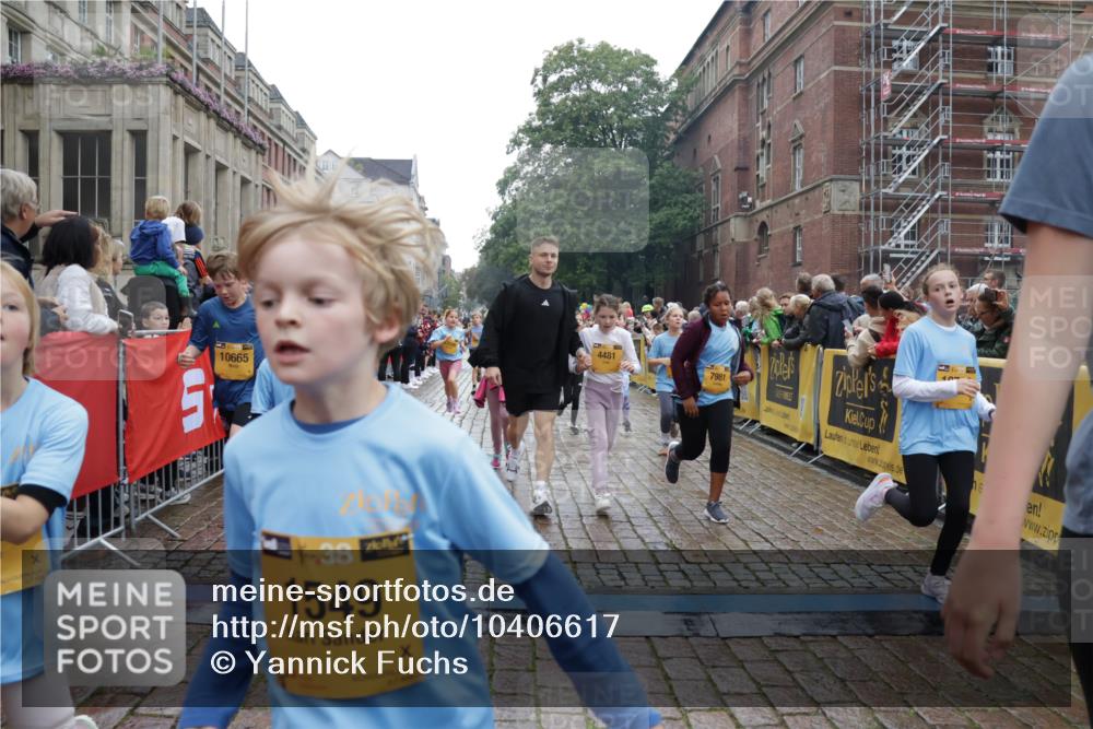 13.09.2026 - Kiel Lauf Yannick Fuchs http://msf.ph/oto/10406617 13.09.2026 08:59:14 Ziel 118, 3543, 3666, 3767, 4026, 4064, 4164, 4444, 6480, 6816, 7028, 7706, 8261, 9215, 9430, 9623, 10682, 11808, 27, 339, 512, 1119, 1348, 1848, 2725, 3242, 5106, 5201, 5536, 5537, 5629, 6151, 6573, 6883, 6896, 7223, 7407, 7739, 7916, 8944, 9773, 10211, 10292, 10334, 10821, 11201, 11252, 11386, 11575, 11924, 12297, 12517, 125, 579, 1413, 1549, 1792, 2342, 3165, 3803, 3890, 3958, 4426, 4481, 4498, 4886, 5016, 5131, 5590, 6943, 7337, 7371, 7401, 9293 meine-sportfotos.de