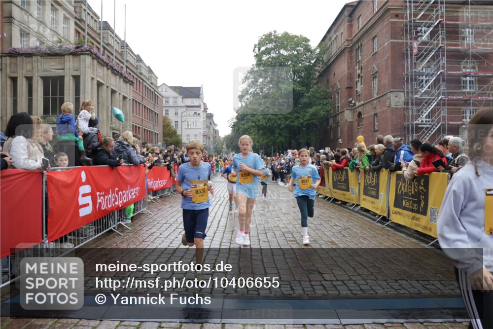 13.09.2026 - Kiel Lauf Yannick Fuchs http://msf.ph/oto/10406655 13.09.2026 08:59:18 Ziel 118, 3543, 3666, 3767, 3803, 3958, 4064, 4164, 4426, 4444, 5131, 5590, 6480, 6816, 7337, 7371, 7401, 7706, 9215, 9293, 9430, 9623, 10682, 11395, 11617, 11808, 12004, 12383, 27, 118, 339, 512, 1119, 1348, 1848, 2725, 3242, 4026, 5106, 5201, 5629, 6151, 6573, 6883, 6896, 7028, 7223, 7407, 7739, 7916, 8261, 8944, 9215, 9773, 10211, 10292, 10334, 10821, 11201, 11252, 11386, 11575, 11924, 12517, 125, 579, 1413, 1549, 1792, 2342, 3165, 3537, 3890, 4481, 4498, 4886, 5016, 6943 meine-sportfotos.de