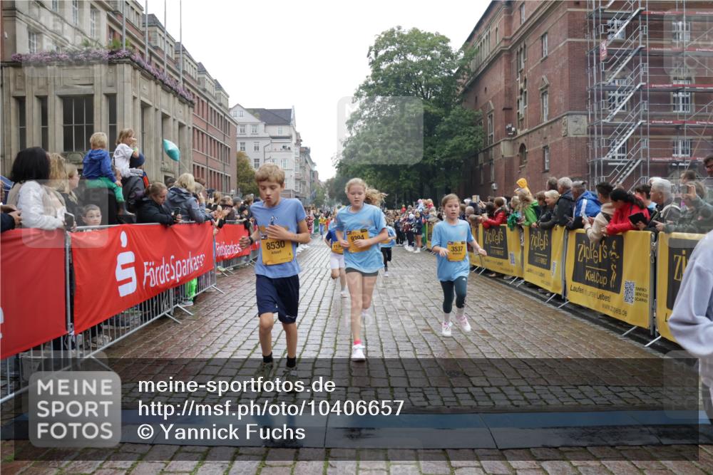 13.09.2026 - Kiel Lauf Yannick Fuchs http://msf.ph/oto/10406657 13.09.2026 08:59:18 Ziel 118, 3543, 3666, 3767, 3803, 3958, 4064, 4164, 4426, 4444, 5131, 5590, 6480, 6816, 7337, 7371, 7401, 7706, 9215, 9293, 9430, 9623, 10682, 11395, 11617, 11808, 12004, 12383, 27, 118, 339, 512, 1119, 1348, 1848, 2725, 3242, 4026, 5106, 5201, 5629, 6151, 6573, 6883, 6896, 7028, 7223, 7407, 7739, 7916, 8261, 8944, 9215, 9773, 10211, 10292, 10334, 10821, 11201, 11252, 11386, 11575, 11924, 12517, 125, 579, 1413, 1549, 1792, 2342, 3165, 3537, 3890, 4481, 4498, 4886, 5016, 6943 meine-sportfotos.de