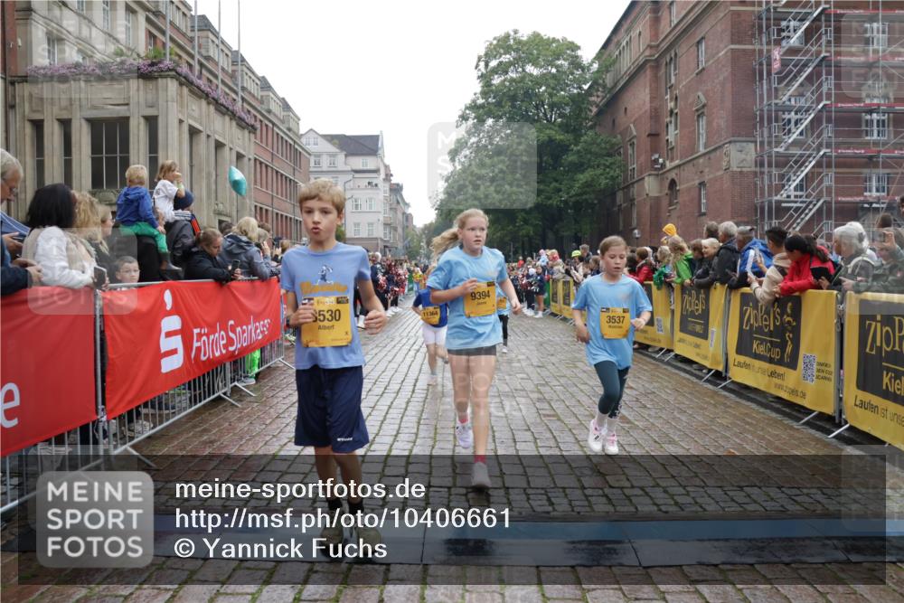 13.09.2026 - Kiel Lauf Yannick Fuchs http://msf.ph/oto/10406661 13.09.2026 08:59:19 Ziel 3543, 3666, 3767, 3803, 3958, 4064, 4164, 4426, 4444, 5131, 5590, 6480, 6816, 7337, 7371, 7401, 7706, 8069, 9293, 9430, 9623, 10682, 11395, 11617, 11808, 12004, 12383, 27, 118, 339, 512, 1119, 1348, 1848, 2725, 3242, 4026, 5106, 5201, 5629, 6151, 6573, 6883, 6896, 7028, 7223, 7739, 7916, 8261, 8944, 9215, 9773, 10211, 10292, 10334, 10821, 11201, 11252, 11386, 11575, 11924, 12517, 125, 579, 1413, 1549, 1792, 2342, 3165, 3537, 3890, 4481, 4498, 4886, 5016, 6943, 12517 meine-sportfotos.de