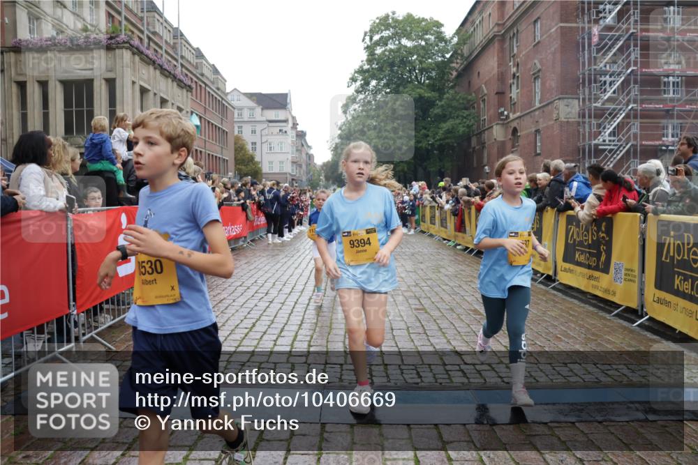 13.09.2026 - Kiel Lauf Yannick Fuchs http://msf.ph/oto/10406669 13.09.2026 08:59:19 Ziel 3543, 3666, 3767, 3803, 3958, 4064, 4164, 4426, 4444, 5131, 5590, 6480, 6816, 7337, 7371, 7401, 7706, 8069, 9293, 9430, 9623, 10682, 11395, 11617, 11808, 12004, 12383, 27, 118, 339, 512, 1119, 1348, 1848, 2725, 3242, 4026, 5106, 5201, 5629, 6151, 6573, 6883, 6896, 7028, 7223, 7739, 7916, 8261, 8944, 9215, 9773, 10211, 10292, 10334, 10821, 11201, 11252, 11386, 11575, 11924, 12517, 125, 579, 1413, 1549, 1792, 2342, 3165, 3537, 3890, 4481, 4498, 4886, 5016, 6943, 12517 meine-sportfotos.de