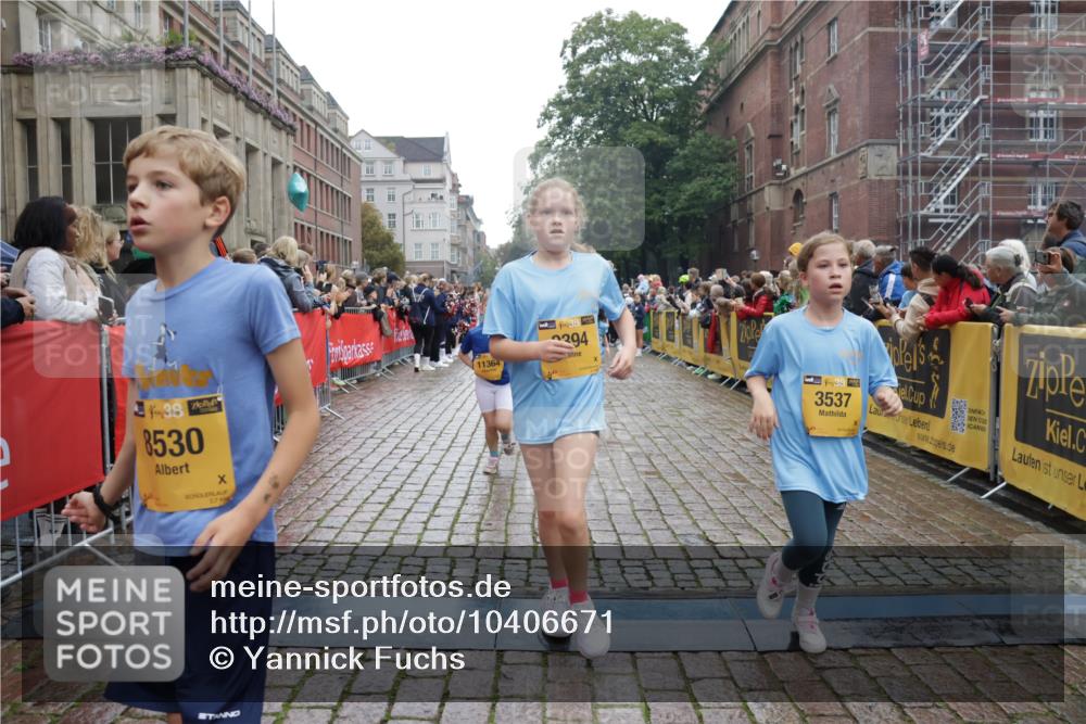 13.09.2026 - Kiel Lauf Yannick Fuchs http://msf.ph/oto/10406671 13.09.2026 08:59:19 Ziel 3543, 3666, 3767, 3803, 3958, 4064, 4164, 4426, 4444, 5131, 5590, 6480, 6816, 7337, 7371, 7401, 7706, 8069, 9293, 9430, 9623, 10682, 11395, 11617, 11808, 12004, 12383, 27, 118, 339, 512, 1119, 1348, 1848, 2725, 3242, 4026, 5106, 5201, 5629, 6151, 6573, 6883, 6896, 7028, 7223, 7739, 7916, 8261, 8944, 9215, 9773, 10211, 10292, 10334, 10821, 11201, 11252, 11386, 11575, 11924, 12517, 125, 579, 1413, 1549, 1792, 2342, 3165, 3537, 3890, 4481, 4498, 4886, 5016, 6943, 12517 meine-sportfotos.de