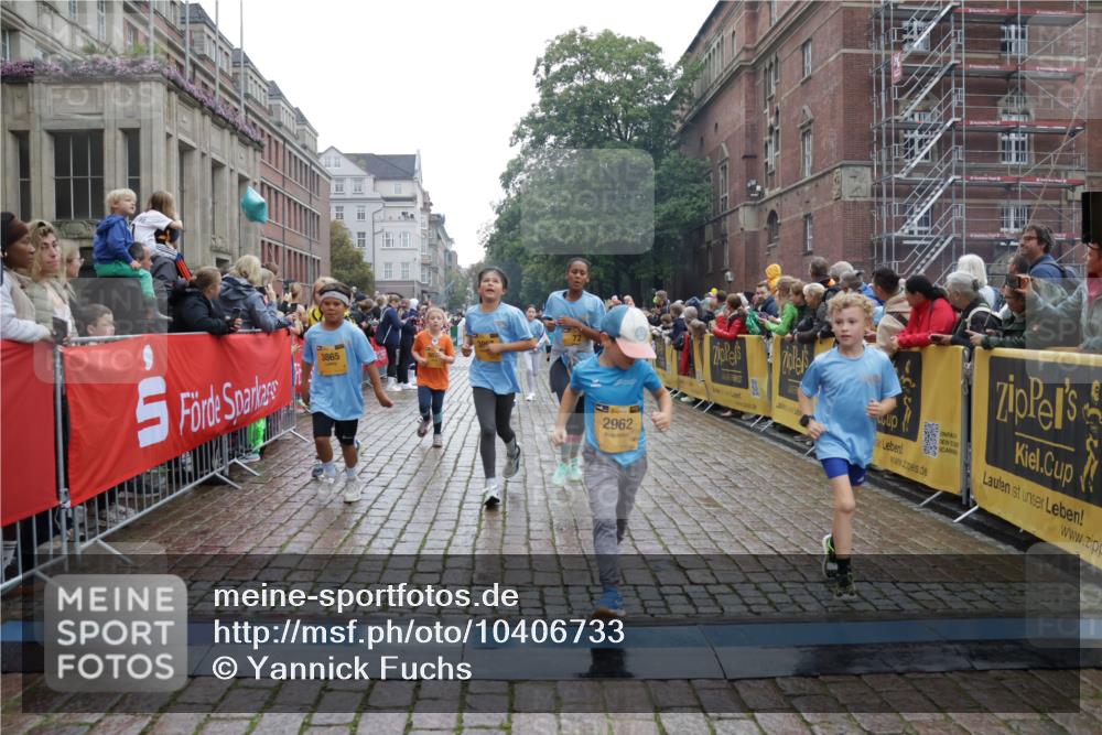13.09.2026 - Kiel Lauf Yannick Fuchs http://msf.ph/oto/10406733 13.09.2026 08:59:28 Ziel 125, 579, 1413, 1549, 1792, 2342, 3165, 3803, 3890, 3958, 4426, 4481, 4498, 4886, 5016, 5131, 5590, 6943, 6944, 7320, 7337, 7371, 7396, 7401, 7981, 8069, 8153, 9293, 9358, 9370, 10665, 10723, 11189, 11395, 11570, 11617, 11808, 12004, 12383, 12586, 118, 512, 1848, 2725, 3543, 3666, 3767, 4026, 4064, 4164, 4444, 5106, 5629, 6480, 6816, 6883, 6896, 7028, 7223, 7706, 7739, 7916, 8261, 8944, 9215, 9430, 9623, 10292, 10334, 10682, 11201, 11575, 28, 3537, 12517 meine-sportfotos.de