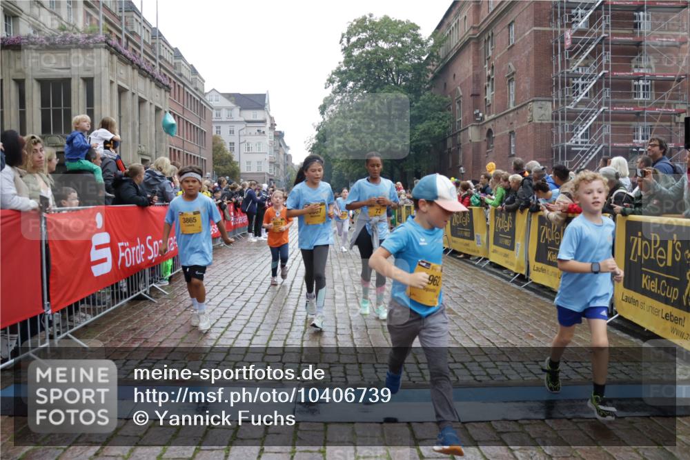 13.09.2026 - Kiel Lauf Yannick Fuchs http://msf.ph/oto/10406739 13.09.2026 08:59:29 Ziel 125, 579, 1413, 1549, 1792, 2342, 3165, 3803, 3890, 3958, 4426, 4481, 4498, 4886, 5016, 5131, 5590, 6943, 6944, 7320, 7337, 7371, 7396, 7401, 7981, 8069, 8153, 9293, 9358, 9370, 10665, 10723, 11189, 11395, 11570, 11617, 12004, 12383, 12586, 118, 512, 1848, 2725, 3543, 3666, 3767, 4026, 4064, 4164, 4444, 5106, 5629, 6480, 6816, 6883, 6896, 7028, 7223, 7706, 7739, 7916, 8261, 8944, 9215, 9430, 9623, 10334, 10682, 11201, 11575, 28, 3537, 12517 meine-sportfotos.de