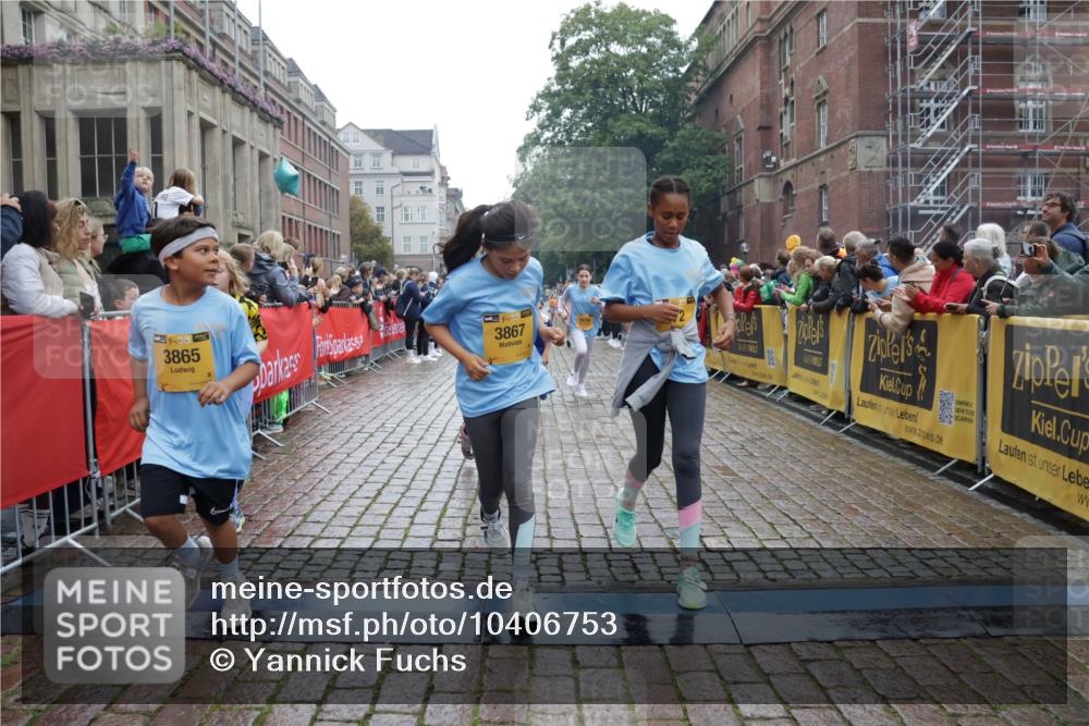 13.09.2026 - Kiel Lauf Yannick Fuchs http://msf.ph/oto/10406753 13.09.2026 08:59:29 Ziel 125, 579, 1413, 1549, 1792, 2342, 3165, 3803, 3890, 3958, 4426, 4481, 4498, 4886, 5016, 5131, 5590, 6943, 6944, 7320, 7337, 7371, 7396, 7401, 7981, 8069, 8153, 9293, 9358, 9370, 10665, 10723, 11189, 11395, 11570, 11617, 12004, 12383, 12586, 118, 512, 1848, 2725, 3543, 3666, 3767, 4026, 4064, 4164, 4444, 5106, 5629, 6480, 6816, 6883, 6896, 7028, 7223, 7706, 7739, 7916, 8261, 8944, 9215, 9430, 9623, 10334, 10682, 11201, 11575, 28, 3537, 12517 meine-sportfotos.de