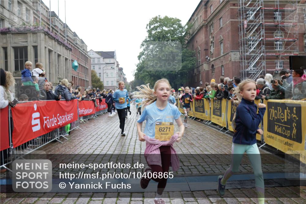 13.09.2026 - Kiel Lauf Yannick Fuchs http://msf.ph/oto/10406865 13.09.2026 08:59:42 Ziel 28, 533, 579, 621, 2906, 2962, 3537, 3865, 3867, 3890, 7919, 8530, 8673, 8932, 9036, 9151, 9370, 9394, 9939, 11364, 11570, 11980, 12298, 12329, 12586, 118, 125, 1413, 1549, 1792, 2342, 3165, 3543, 3666, 3767, 3803, 3958, 4064, 4164, 4426, 4444, 4481, 4498, 4886, 5016, 5131, 5590, 6480, 6816, 6943, 6944, 7320, 7337, 7371, 7396, 7401, 7706, 7981, 8069, 8153, 8261, 9215, 9293, 9358, 9370, 9430, 9623, 10665, 10682, 10723, 11189, 11395, 11570, 11617, 12004, 12383, 7746 meine-sportfotos.de