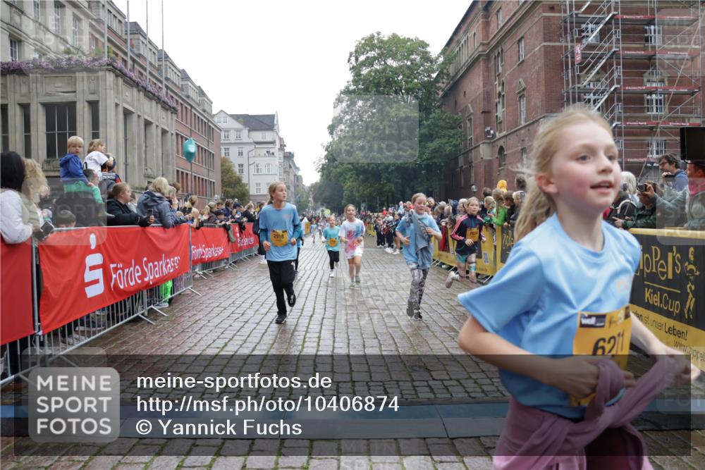 13.09.2026 - Kiel Lauf Yannick Fuchs http://msf.ph/oto/10406874 13.09.2026 08:59:43 Ziel 28, 533, 579, 621, 2906, 2962, 3537, 3865, 3867, 3890, 7919, 8530, 8673, 8932, 9036, 9151, 9394, 9939, 11364, 11980, 12298, 12329, 12586, 118, 125, 579, 1413, 1549, 1792, 2342, 3165, 3543, 3666, 3767, 3803, 3890, 3958, 4064, 4164, 4426, 4444, 4481, 4498, 4886, 5016, 5131, 5590, 6480, 6816, 6943, 6944, 7320, 7337, 7371, 7396, 7401, 7706, 7981, 8069, 8153, 9215, 9293, 9358, 9370, 9430, 9623, 10665, 10682, 10723, 11189, 11395, 11570, 11617, 12004, 12383, 12586, 7746, 3543 meine-sportfotos.de
