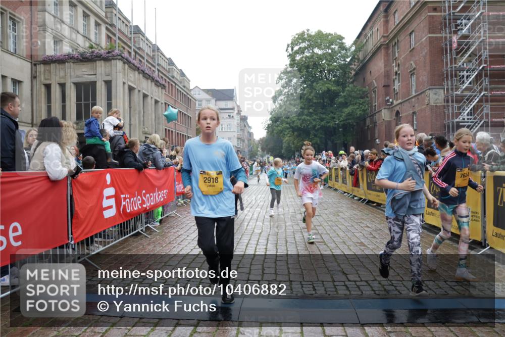 13.09.2026 - Kiel Lauf Yannick Fuchs http://msf.ph/oto/10406882 13.09.2026 08:59:44 Ziel 28, 533, 621, 2906, 2962, 3537, 3865, 3867, 7919, 8530, 8673, 8932, 9036, 9151, 9394, 9939, 11364, 11980, 12298, 12329, 125, 579, 1413, 1549, 1792, 2342, 3165, 3543, 3666, 3767, 3803, 3890, 3958, 4064, 4164, 4426, 4444, 4481, 4498, 4886, 5016, 5131, 5590, 6480, 6816, 6943, 6944, 7320, 7337, 7371, 7396, 7401, 7706, 7981, 8069, 8153, 9293, 9358, 9370, 9430, 9623, 10665, 10682, 10723, 11189, 11395, 11570, 11617, 12004, 12383, 12586, 7746, 3543 meine-sportfotos.de