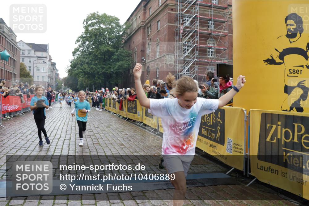 13.09.2026 - Kiel Lauf Yannick Fuchs http://msf.ph/oto/10406889 13.09.2026 08:59:45 Ziel 28, 533, 621, 2906, 2962, 3537, 3865, 3867, 7919, 8530, 8673, 8932, 9036, 9151, 9394, 9939, 11364, 11980, 12298, 12329, 125, 579, 1413, 1549, 1792, 2342, 3165, 3537, 3543, 3666, 3767, 3803, 3890, 3958, 4064, 4164, 4426, 4444, 4481, 4498, 4886, 5016, 5131, 5590, 6480, 6816, 6943, 6944, 7320, 7337, 7371, 7396, 7401, 7706, 7981, 8069, 8153, 8530, 9293, 9358, 9370, 9394, 9430, 9623, 10665, 10682, 10723, 11189, 11395, 11570, 11617, 12004, 12383, 12586, 7746, 3543 meine-sportfotos.de