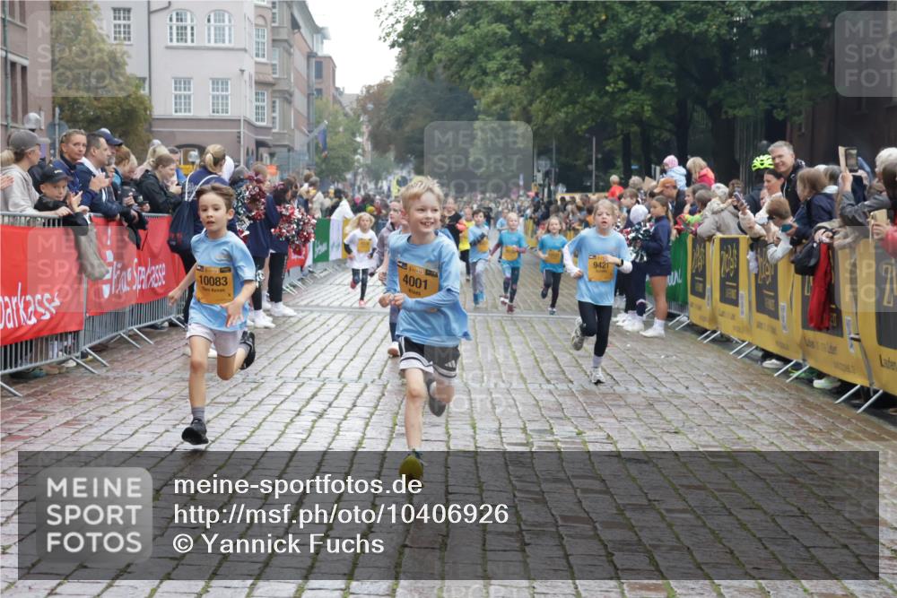 13.09.2026 - Kiel Lauf Yannick Fuchs http://msf.ph/oto/10406926 13.09.2026 08:59:48 Ziel 28, 533, 621, 2789, 2906, 2962, 3865, 3867, 7919, 8673, 8932, 9036, 9151, 9939, 11980, 12298, 12329, 125, 579, 1413, 1549, 1792, 2342, 3165, 3537, 3767, 3803, 3890, 3958, 4064, 4164, 4426, 4444, 4481, 4498, 4886, 5016, 5131, 5590, 6480, 6816, 6943, 6944, 7320, 7337, 7371, 7396, 7401, 7706, 7981, 8069, 8153, 8530, 9151, 9293, 9358, 9370, 9394, 9430, 9623, 10665, 10682, 10723, 11189, 11364, 11395, 11570, 11617, 12004, 12383, 12586, 4001, 7746, 9421, 10083, 3543 meine-sportfotos.de