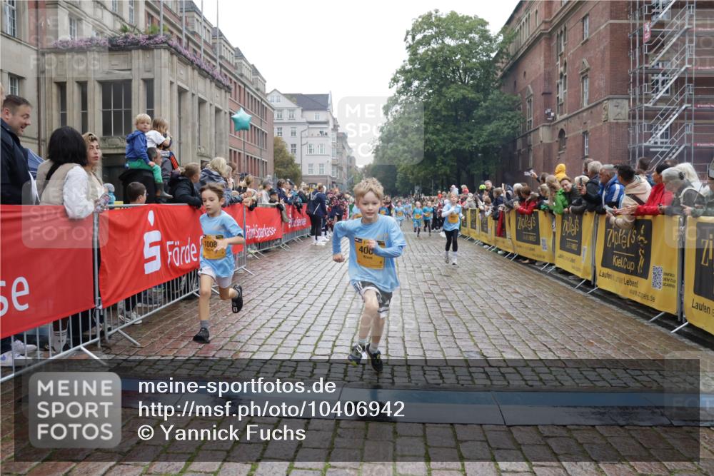 13.09.2026 - Kiel Lauf Yannick Fuchs http://msf.ph/oto/10406942 13.09.2026 08:59:49 Ziel 28, 533, 621, 2789, 2906, 2962, 3865, 3867, 7919, 8673, 8932, 9036, 9939, 11980, 12298, 12329, 125, 579, 1413, 1549, 1792, 2342, 3165, 3537, 3767, 3803, 3890, 3958, 4064, 4164, 4426, 4444, 4481, 4498, 4886, 5016, 5131, 5590, 6480, 6816, 6943, 6944, 7320, 7337, 7371, 7396, 7401, 7706, 7981, 8069, 8153, 8530, 9151, 9293, 9358, 9370, 9394, 9430, 9623, 10665, 10682, 10723, 11189, 11364, 11395, 11570, 11617, 12004, 12383, 12586, 4001, 7746, 9421, 10083, 3543 meine-sportfotos.de