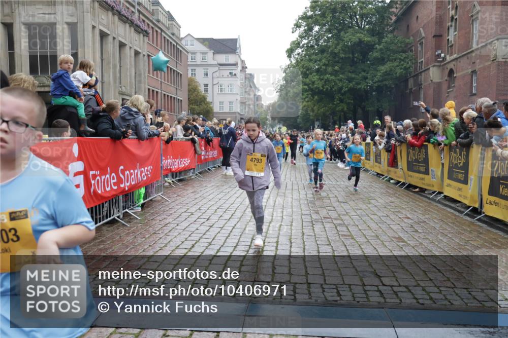 13.09.2026 - Kiel Lauf Yannick Fuchs http://msf.ph/oto/10406971 13.09.2026 08:59:52 Ziel 28, 533, 621, 2789, 2906, 2962, 3545, 3568, 3865, 3867, 7919, 8673, 9036, 9939, 12298, 125, 579, 1413, 1549, 1792, 2342, 3165, 3537, 3803, 3890, 3958, 4426, 4481, 4498, 4886, 5016, 5131, 5590, 6480, 6816, 6943, 6944, 7320, 7337, 7371, 7396, 7401, 7981, 8069, 8153, 8530, 8932, 9151, 9293, 9358, 9370, 9394, 9623, 10665, 10682, 10723, 11189, 11364, 11395, 11570, 11617, 11980, 12004, 12329, 12383, 12586, 783, 4001, 4793, 7746, 9003, 9421, 9520, 10083, 3543 meine-sportfotos.de