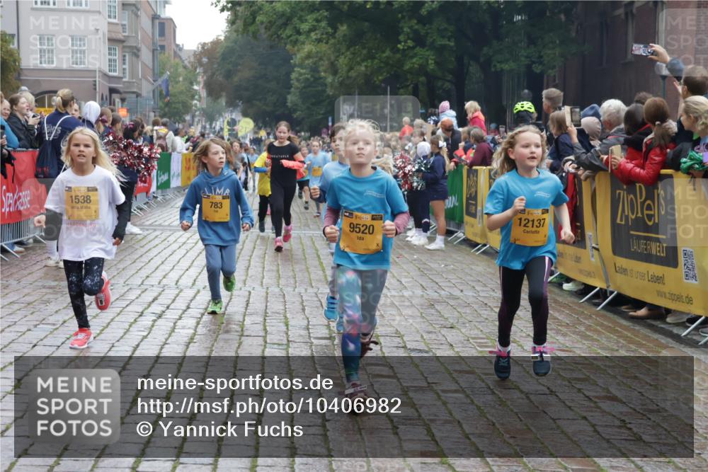13.09.2026 - Kiel Lauf Yannick Fuchs http://msf.ph/oto/10406982 13.09.2026 08:59:53 Ziel 28, 533, 621, 1871, 2789, 2906, 2962, 3545, 3568, 3865, 3867, 6271, 7919, 8673, 9036, 9939, 12298, 125, 579, 621, 1413, 1549, 1792, 2342, 2906, 3165, 3537, 3803, 3890, 3958, 4426, 4481, 4498, 4886, 5016, 5131, 5590, 6943, 6944, 7320, 7337, 7371, 7396, 7401, 7919, 7981, 8069, 8153, 8530, 8932, 9151, 9293, 9358, 9370, 9394, 10665, 10723, 11189, 11364, 11395, 11570, 11617, 11980, 12004, 12329, 12383, 12586, 783, 1538, 4001, 4793, 7746, 9003, 9421, 9520, 10083, 3543 meine-sportfotos.de